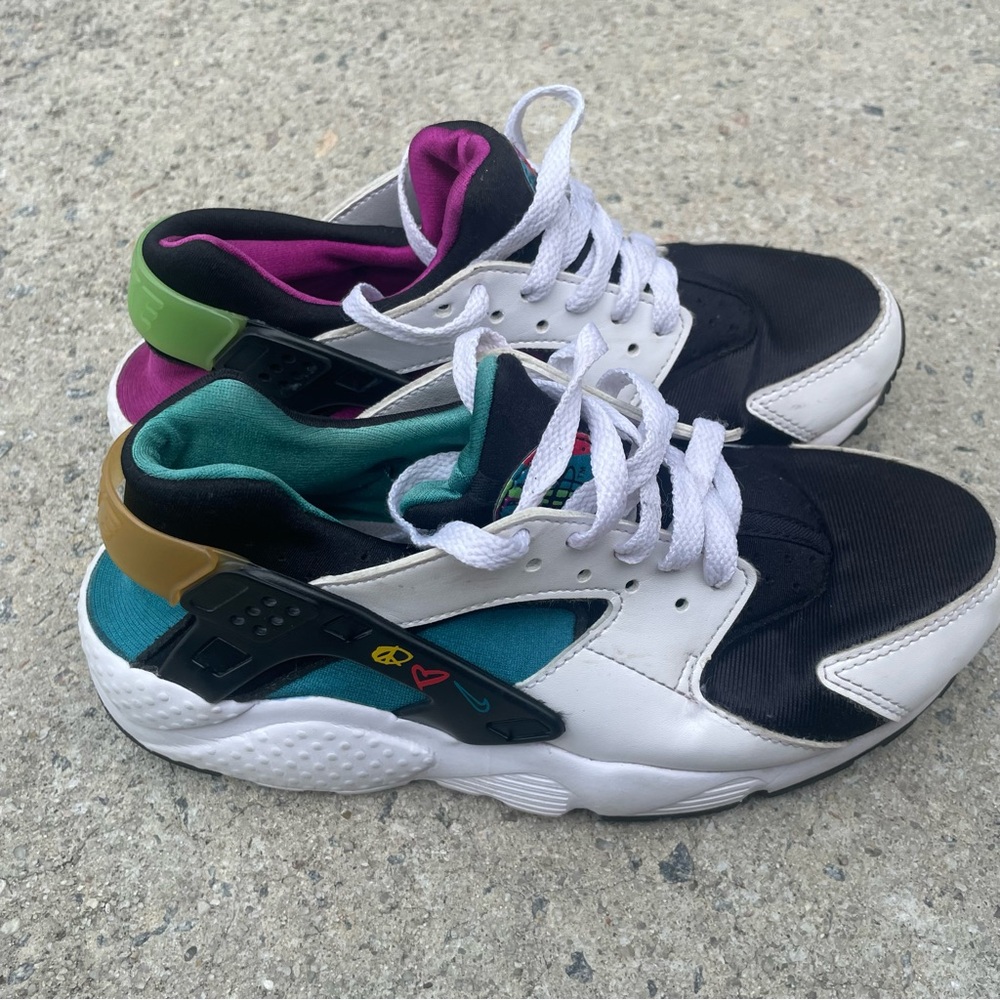 Nike Air Huarache Peace, Love, & Swoosh DM8156-100 5.5Y